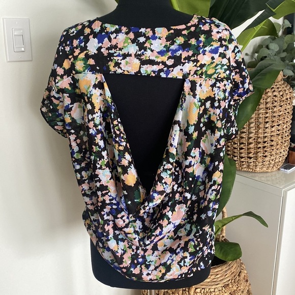 BCBG Floral Art Deco Flowy blouse with back cut out - Picture 2 of 5